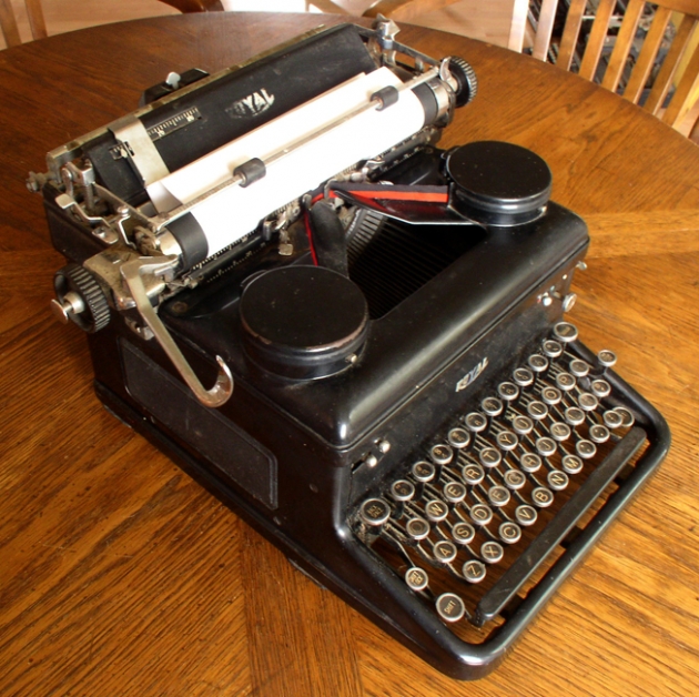 1939 Royal KHM Typewriter #KHM-2223458 TWDB