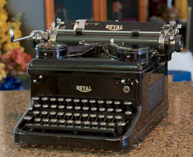 1937 Royal KHM Typewriter #KHM-2126043 TWDB