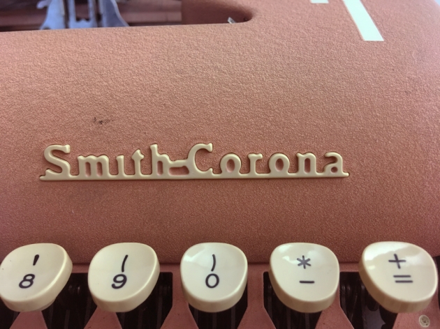 Smith-Corona "Silent-Super" from the logo on the front...