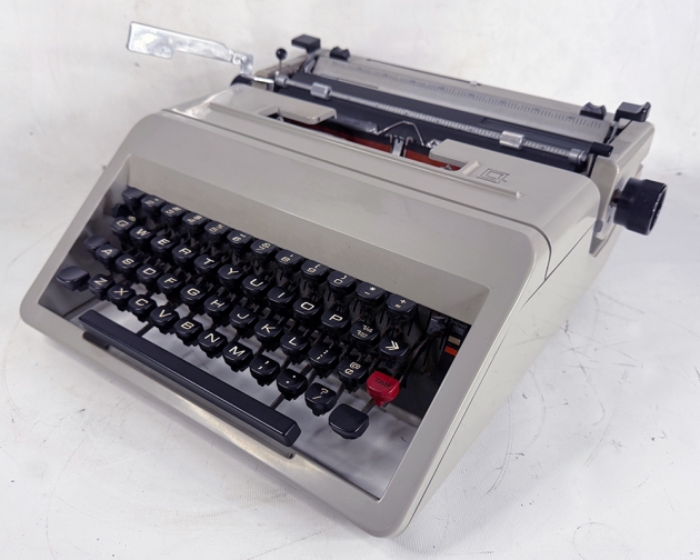 Olivetti "Studio 45" from the right, 3/4 view... Olivetti "Studio 45" from the right, 3/4 view...