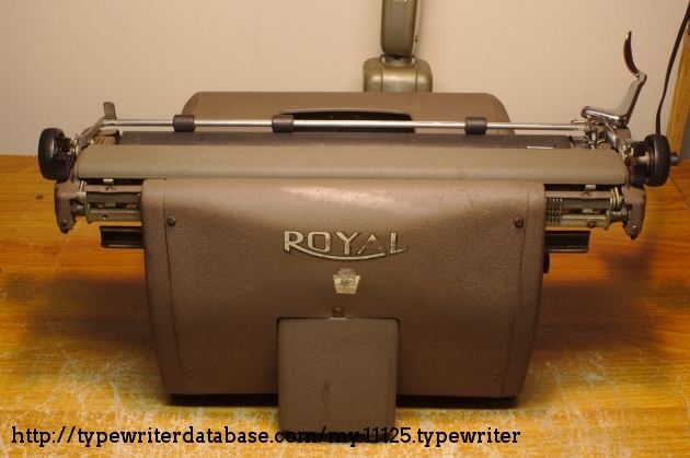 On the back we have a modern interpretation of Royal's classic logo as well as the company crest. The decimal tabulator housing is also clearly visible here. It is designed slightly off center.
