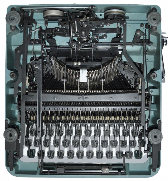 The workings. This shows how vulnerable the typewriter is when not in a hard case.