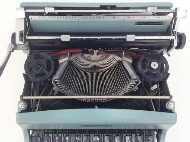 Olivetti "Lettera 32"  from under the hood...