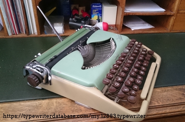 Something cool: the paper arm. These typewriters usually suffer from the lack of it. Appartently it's easily broken.