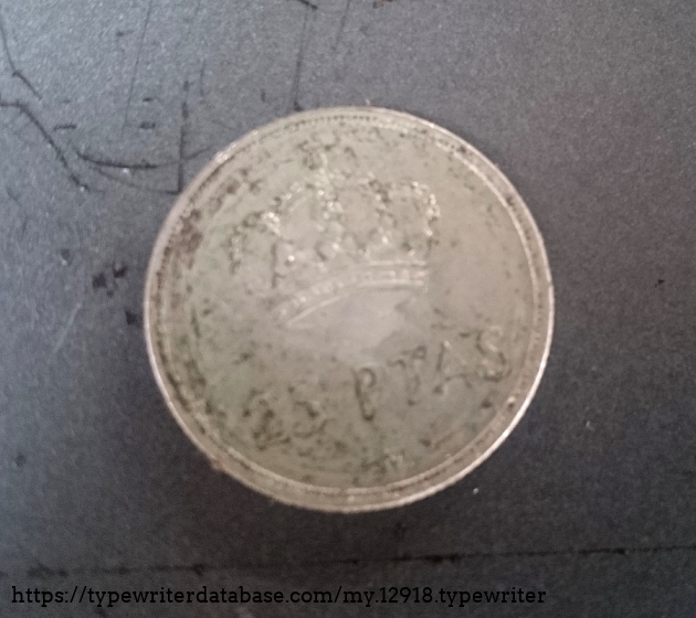 I fished out this coin from inside the typewriter. 25 pesetas from the late 70's. Without taking into account inflation, this is the equivalent to 0,15 €.