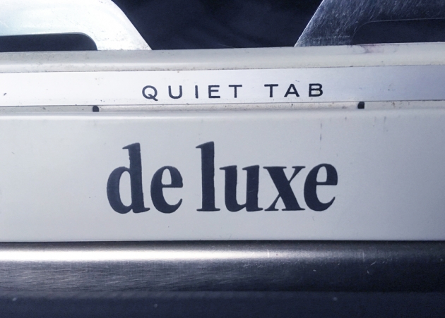 Underwood "De Luxe" model logo on the top...