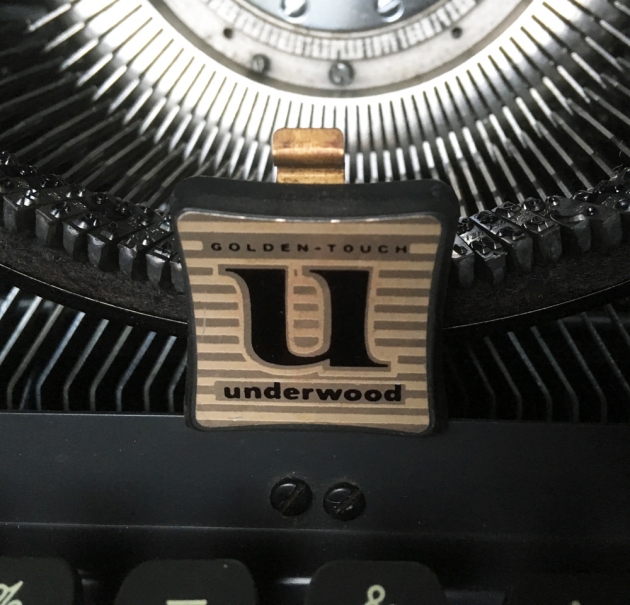 Underwood "De Luxe" button for the  ribbon cover...