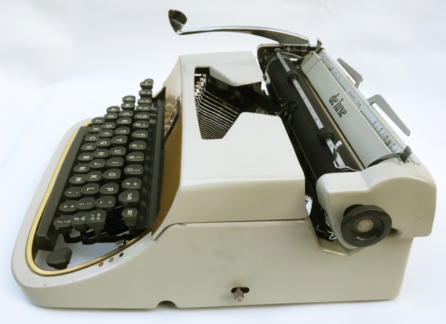 Underwood "De Luxe" from the right side...
