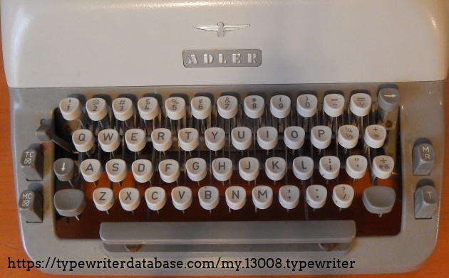 Picture of the keyboard with the Tab Clear and Margin Clear buttons on the left, and the Margin Release and Tabulator on the right.