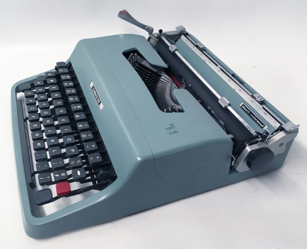 Olivetti "Lettera 32" from the right side...