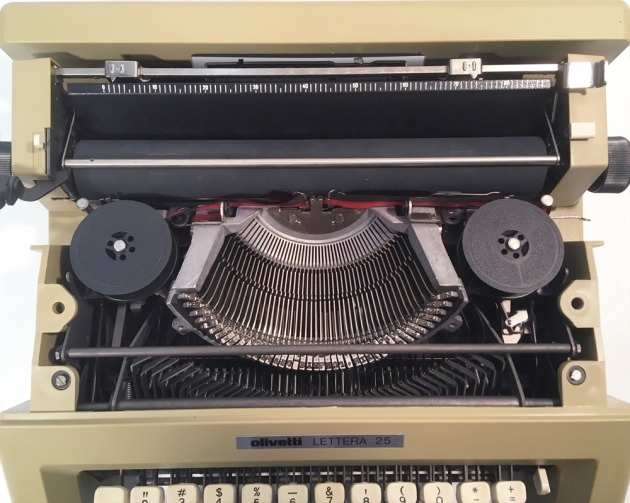 Olivetti "Lettera 25" from under the hood...