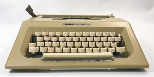 Olivetti "Lettera 25" from the front...