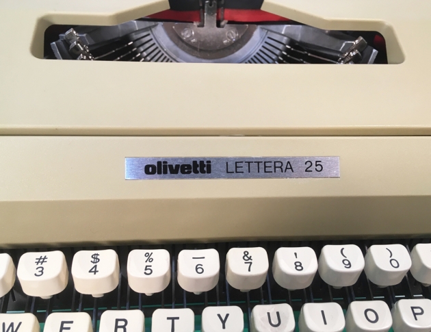Olivetti "Lettera 25" from the logo on the front...