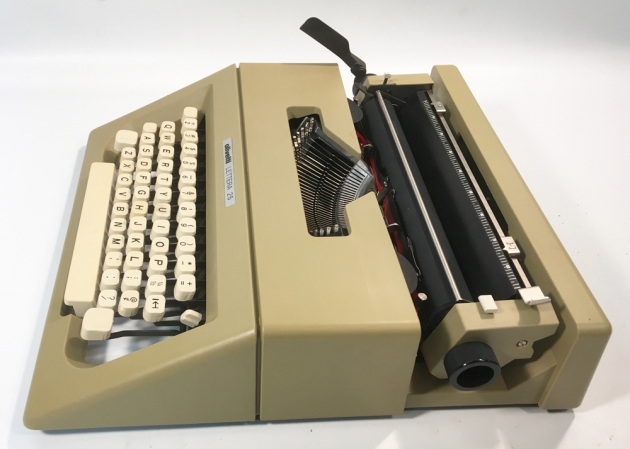 Olivetti "Lettera 25" from the right side...