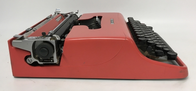 Olivetti Lettera "22" from the left side...