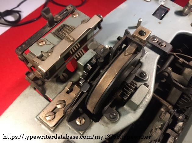 The main spring fixed to the typewriter body is a very cleaver solution, making the works on the removed carriage much more simple that in the case, for instance, of the Universal or Matura.