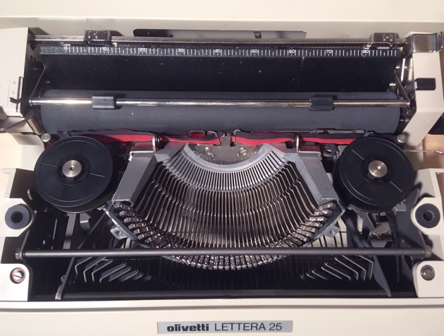 Olivetti Lettera "25" from under the hood...