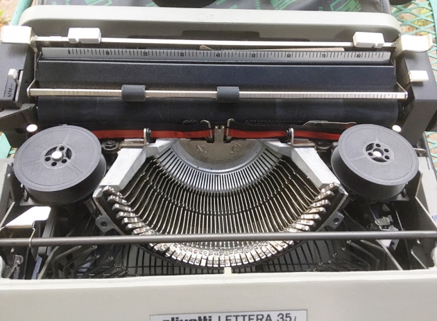 Olivetti "Lettera 35l"  from under the hood...
