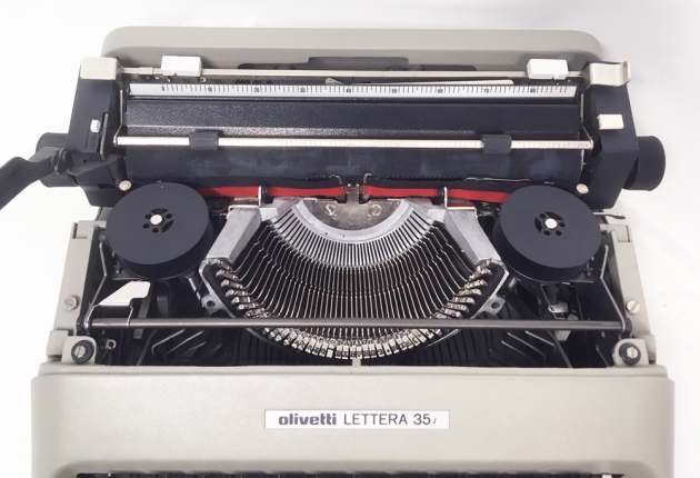 Olivetti "Lettera 35l"  from under the hood...