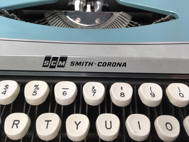 Smith Corona "Corsair Deluxe" from the logo on the front,,,