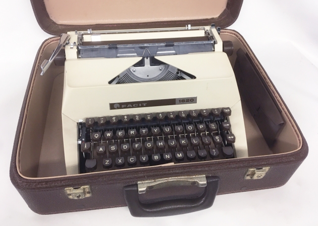 Facit "1620" from the case with the typewriter in position...