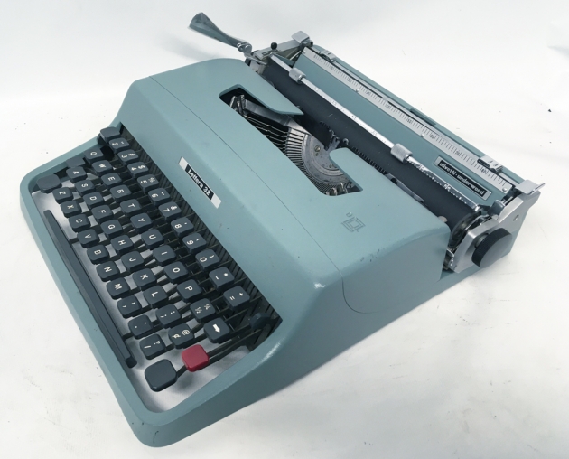 Olivetti "Lettera 32" from the right side...