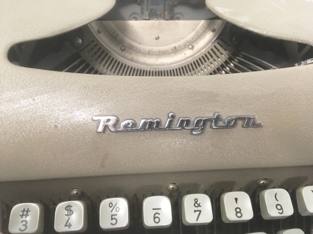 Remington "Travel-Riter" from the logo on the front...