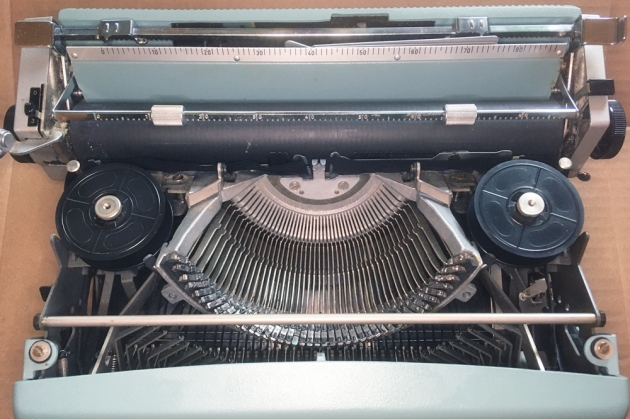 Olivetti "Lettera 32" from under the hood...