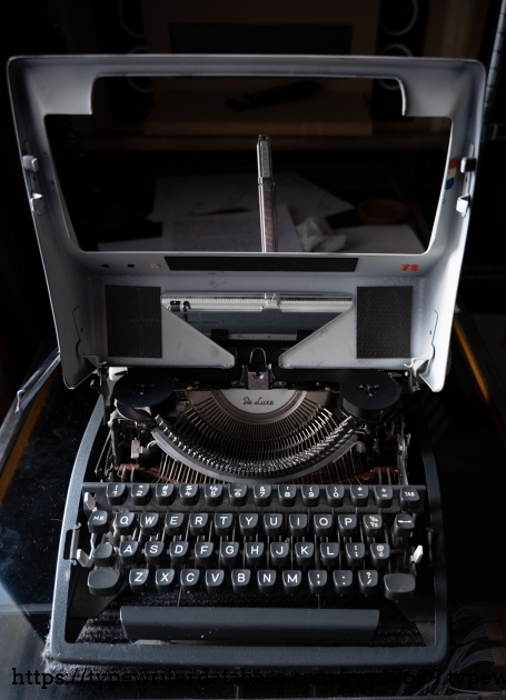 Instead of a ribbon cover like most typewriters, the entire top half of the shell lifts up to give you access to the ribbon/segment.