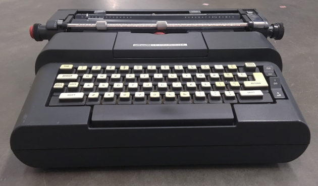 Olivetti "Lexikon 83 DL" from the front...