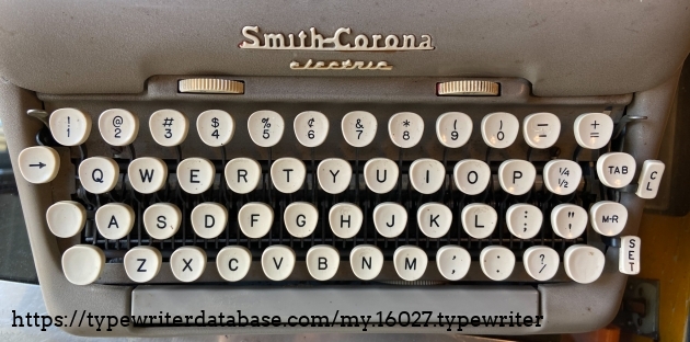 Top down keyboard view. Keyset tabulator. The wheel on the top right is the power switch. The one on the top left controls how hard the typebars hit your pages, more useful for multiple carbon copies.