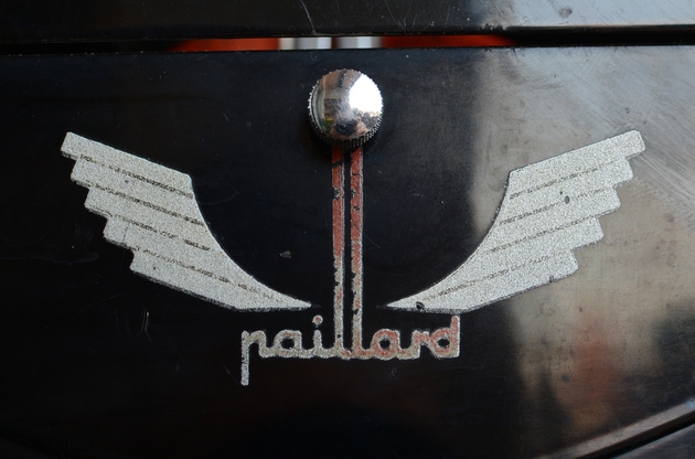 Paillard logo with two wings.