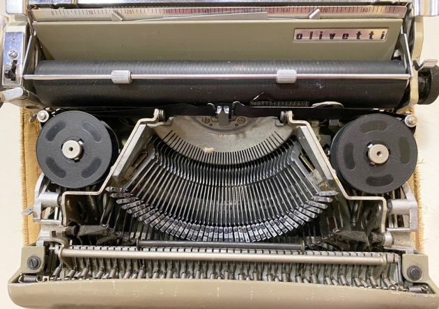 Olivetti "Lettera 22" from under the hood...