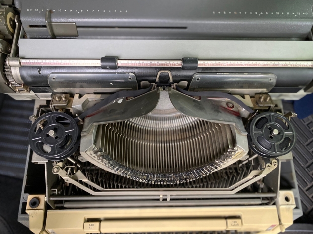 Olivetti "Linea 98" from under the hood...