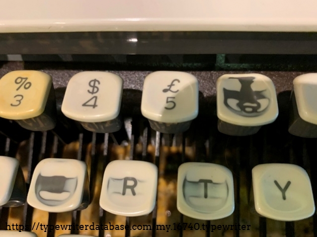 Very worn "e" and "6" key, which I believe is worn as it was used as "_" a lot. Sorry about shadow. Also somewhat random yellowing of the 3 key in particular.