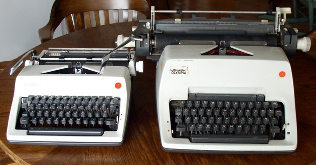 A graphic illustration of the relative sizes of an Olympia SM9 and an Olympia SG3. The family resemblance is obvious; the size difference is surprising.