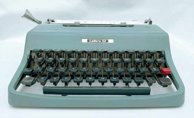 Olivetti "Lettera 32"  from the front....
