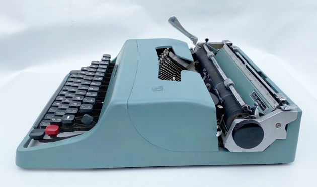 Olivetti "Lettera 32"  from the right side....