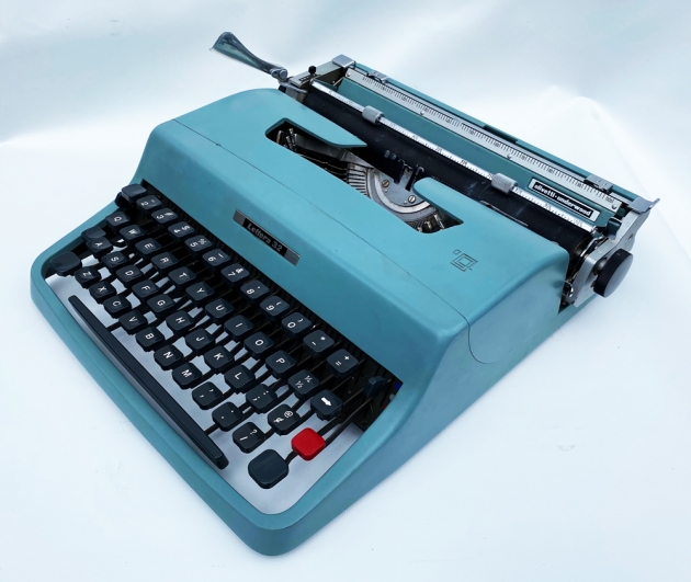 Olivetti "Lettera 32"  from the 3/4 view....