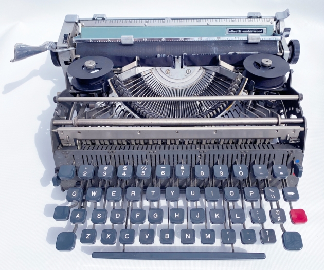 Olivetti "Lettera 32"  from the front....(naked)