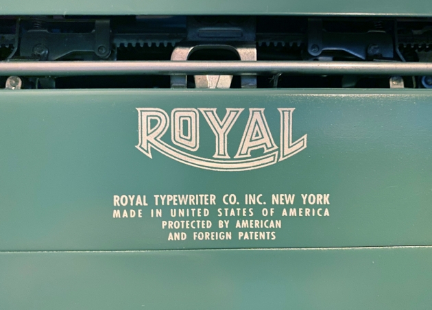 Royal "Quiet De Luxe" from the maker logo on the back...