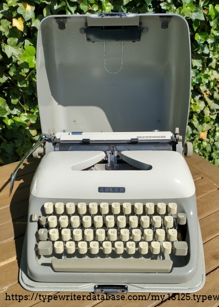 Machine on bottom plate, with lid connected