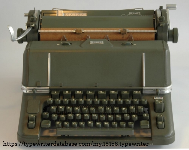 front view, type-
arms are hidden, typing noise in minimal.
Small button protruding on the left: push to  untangle type-arms-knott