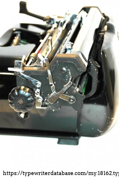 right side of the Everest ST cariage , with from left to right:
1) a lever to free the carriage from its rack
2) a lever to sset and release a tab
3 ) a lever to free the paper from the platen