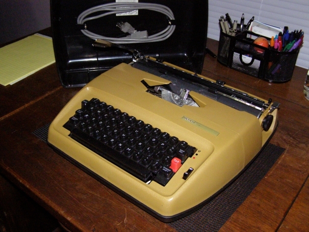 See how the cord is cleverly mounted to the top of the inside of the case.  Also the bottom of the "case" is the bottom on the typewriter itself.  Hence the high "waterline" (like on a ship) that kind of slims the design by being two tone...