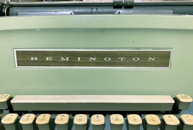 Remington "Model 24"  from the logo above the keyboard...