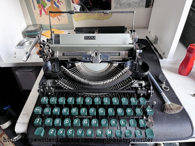 Body comes off much like an Olivetti Lettera 22 or 32.
