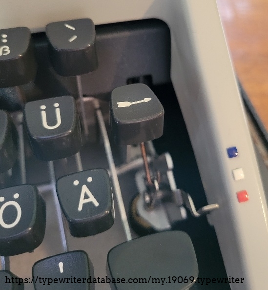 Close-up of right keys and ribbon selector. Accent keys do not move carriage forward so you can immediately type the letter underneath the accent.
