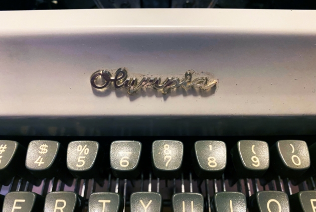 Olympia "SM8"  from the logo above the keyboard...