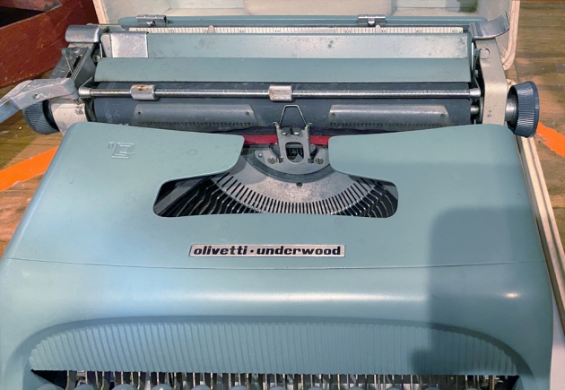 Olivetti-Underwood "Studio 44" from the logo above the keyboard...